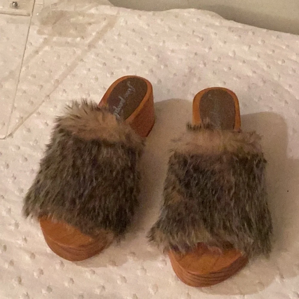 COPY - N N B FREE people, brown blond faux fur platforms block heel wooden sand… - Picture 2 of 9
